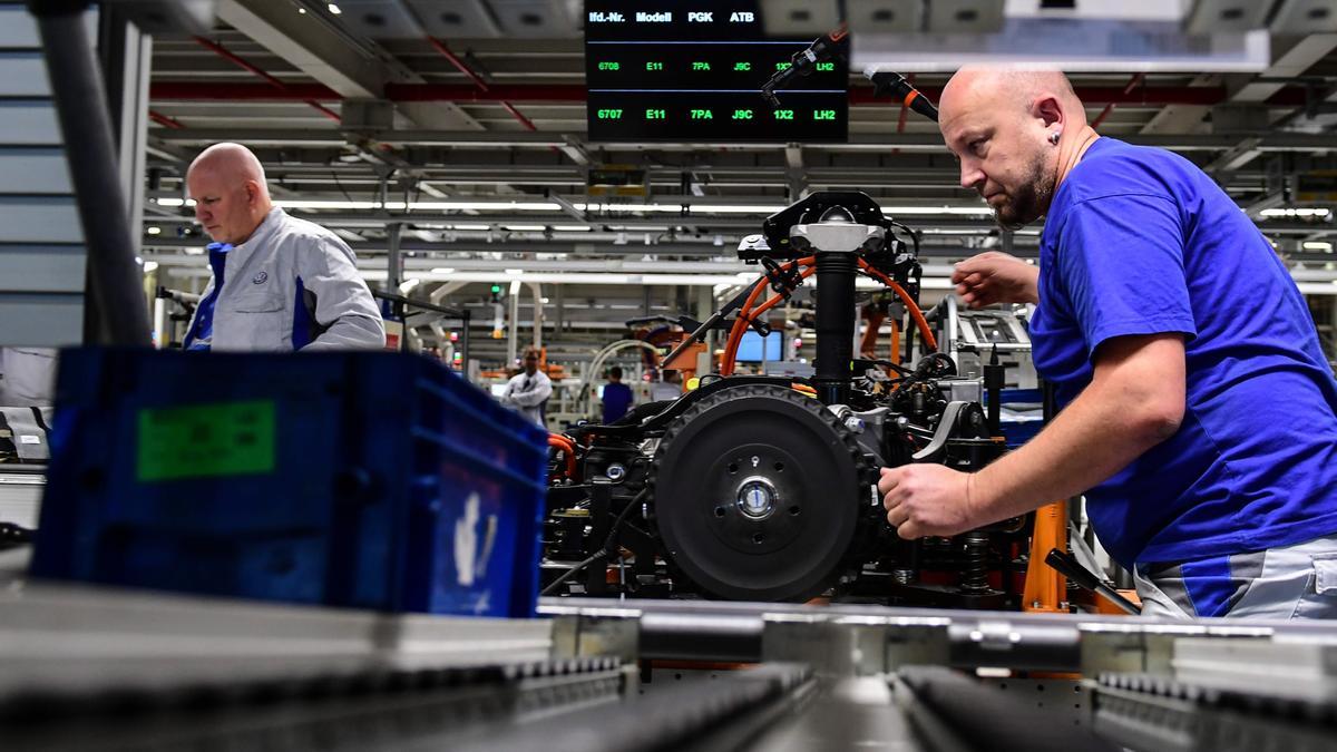 Trabajos en una planta de fabricación de coches.