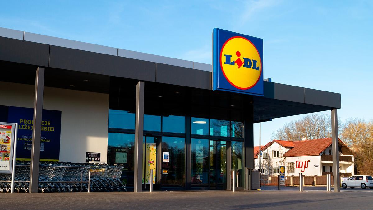 Mañana se esperan colas kilométricas en Lidl para conseguir la barbacoa de ganas con tres bandejas más barata del mercado: plegable y perfecta para el Día del Padre
