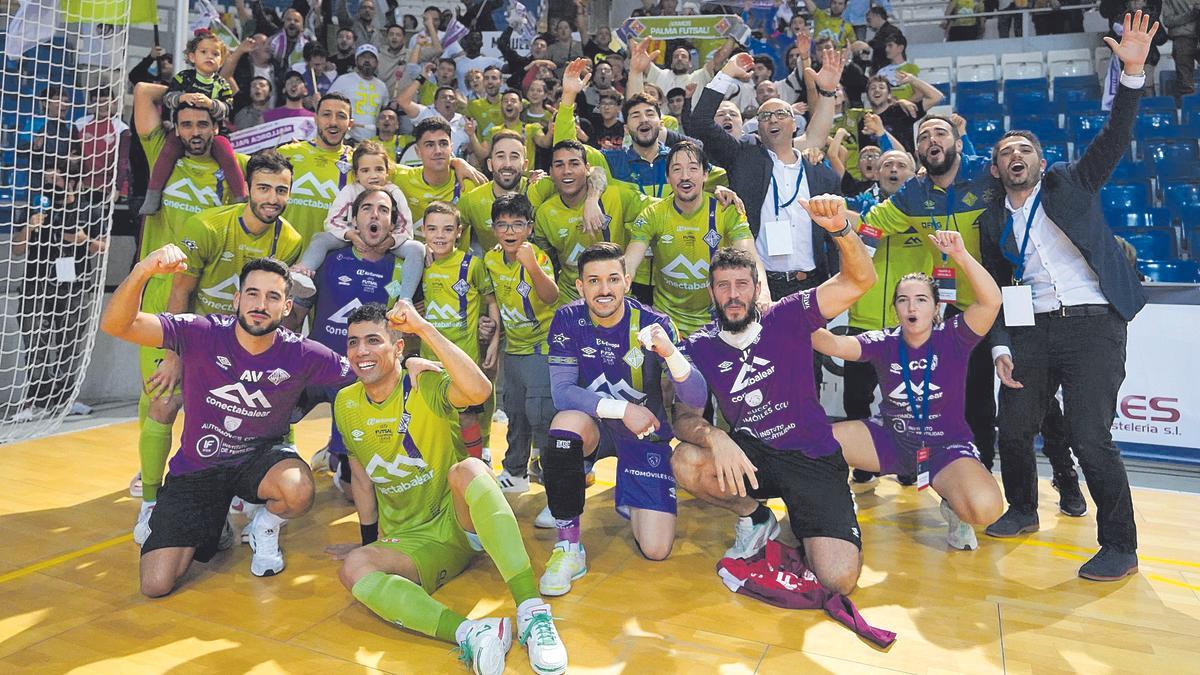 Los jugadores y cuerpo técnico del Mallorca Palma Futsal celebran con los aficionados el histórico pase a la ‘Final Four’ de la Champions League.