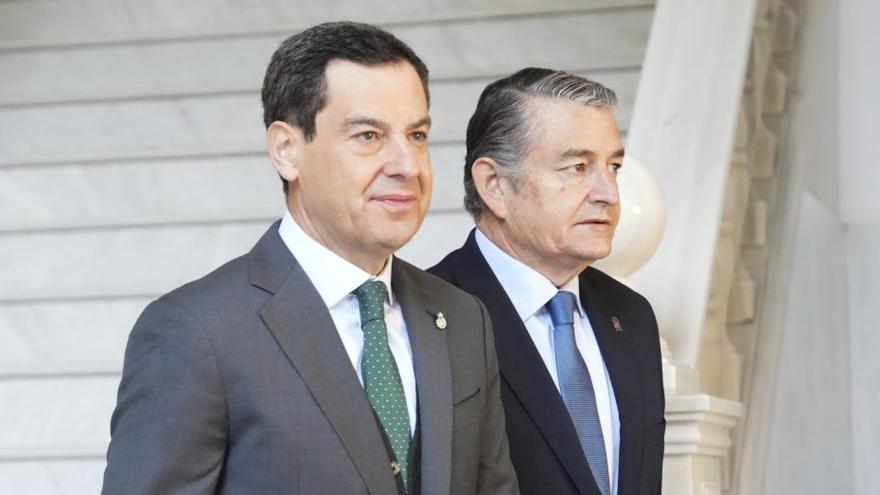 El presidente andaluz, Juanma Moreno, junto a Antonio Sanz. | MARÍA JOSÉ LÓPEZ / EUROPA PRESS