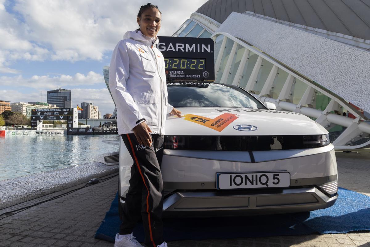 Gidey posa con el coche que abrirá la carrera