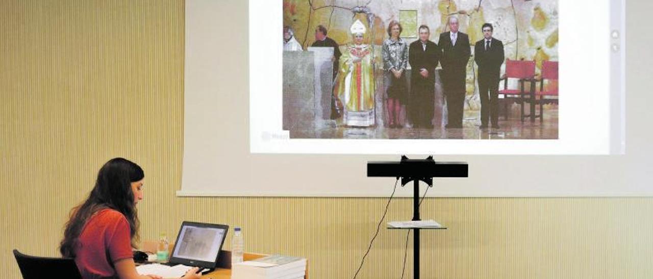 Maria del Mar Escalas, ayer, durante la defensa de su tesis con una imagen del día de la bendición de la capilla del Santísimo.