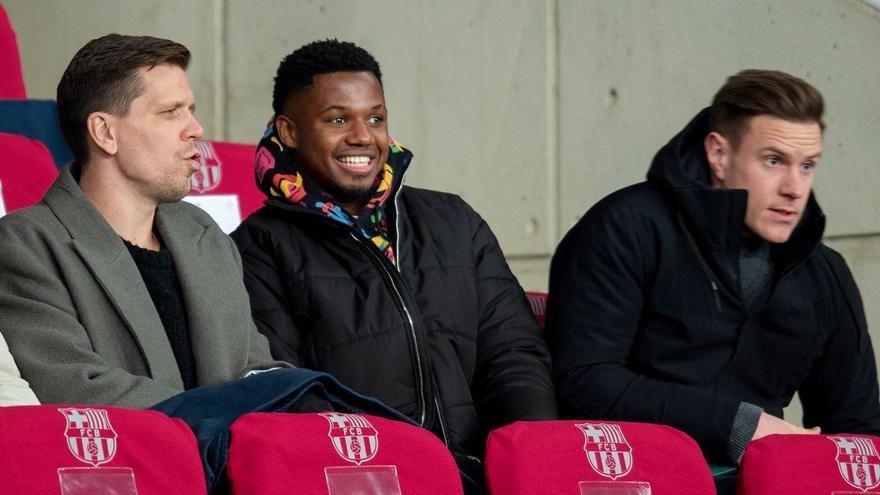 Szczesny, Ansu Fati y Ter Stegen, en la grada de Montjuïc durante el Barça-Betis de la Copa.