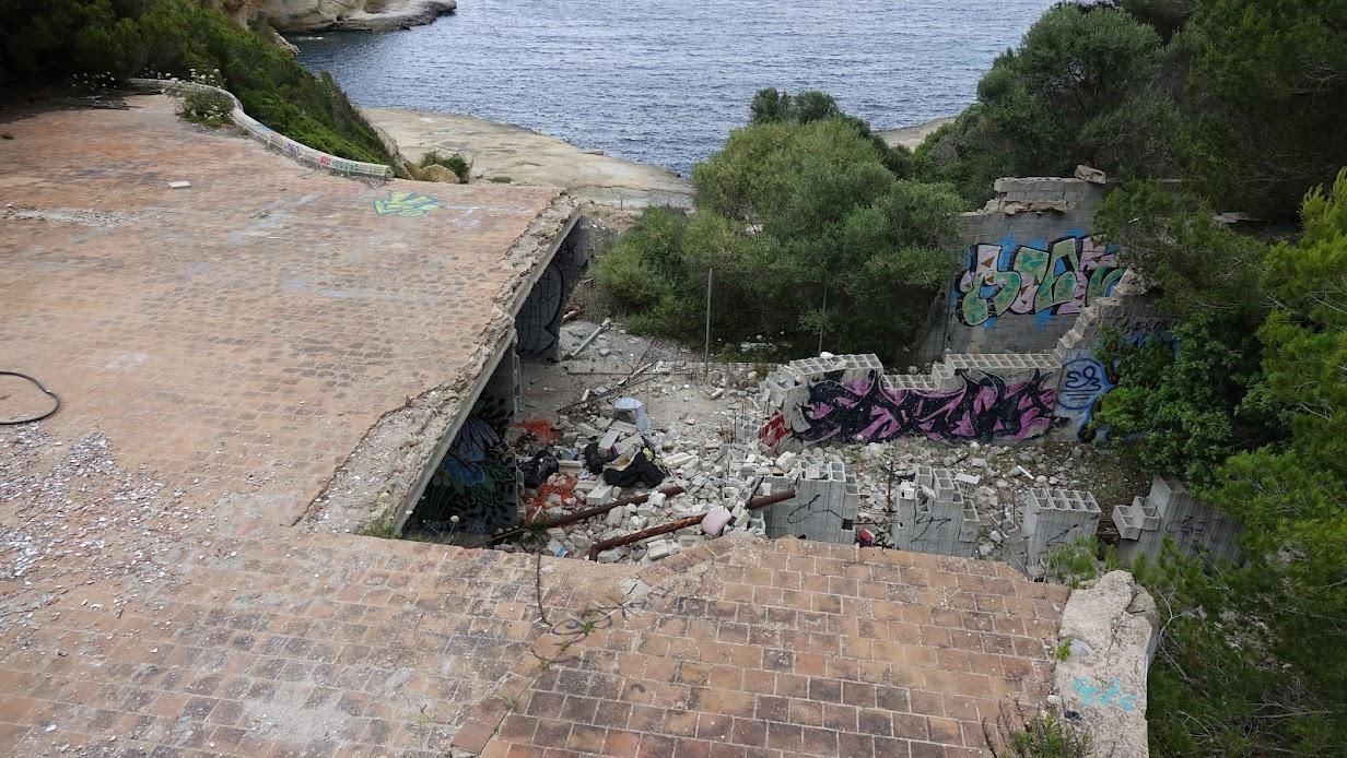 Éste es el aspecto actual del Casino de Calvià, en estado de abandono y entre grafitis