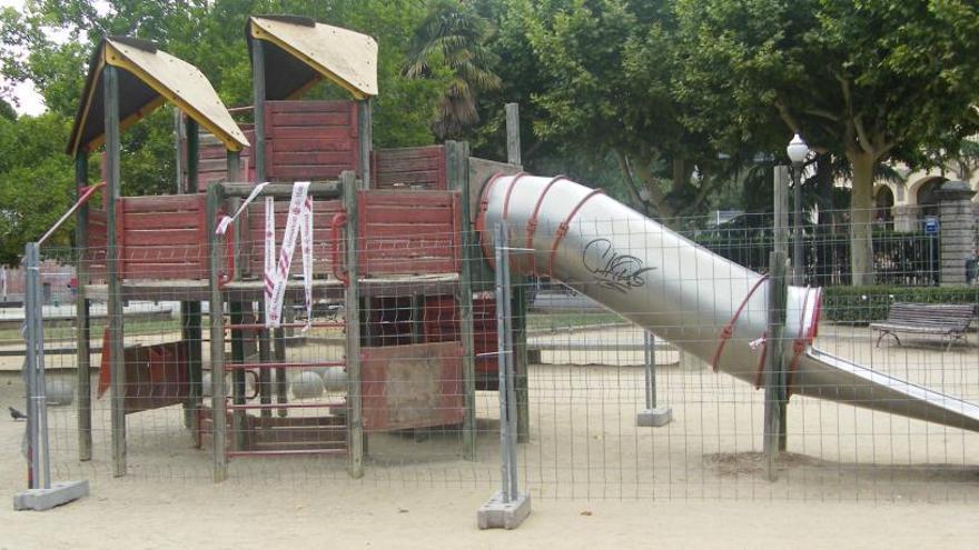 La instal·lació al parc infantil de la plaça d&#039;Espanya amb tanques