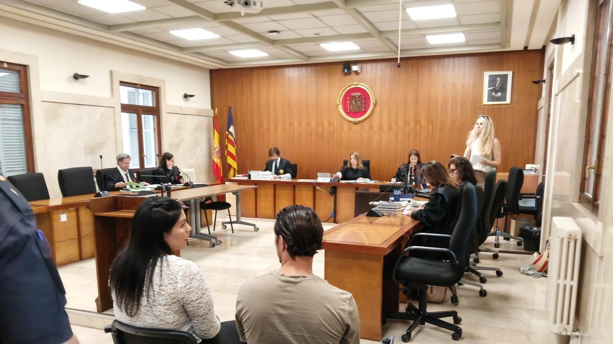 Dos de los acusados, hoy en la vista celebrada en la Audiencia Provincial de Palma.