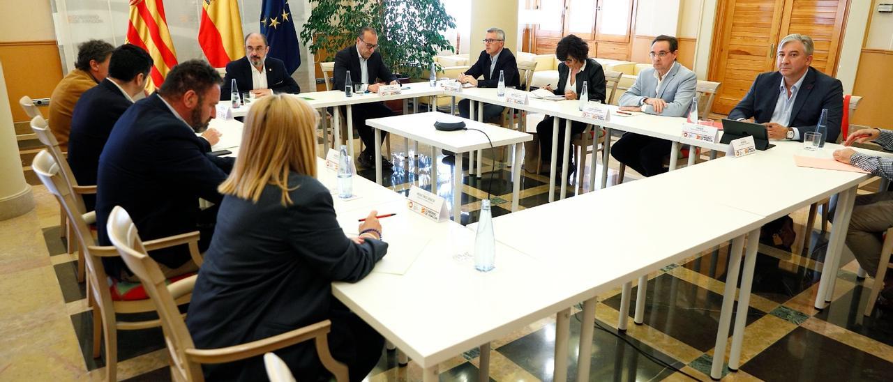 Reunión del presidente Lambán y el consejero Faci con distintos representantes del territorio pirenaico, este miércoles.