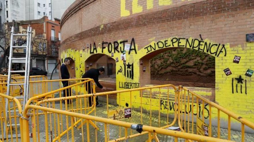 Comencen a netejar la pintura groga de la Subdelegació del Govern