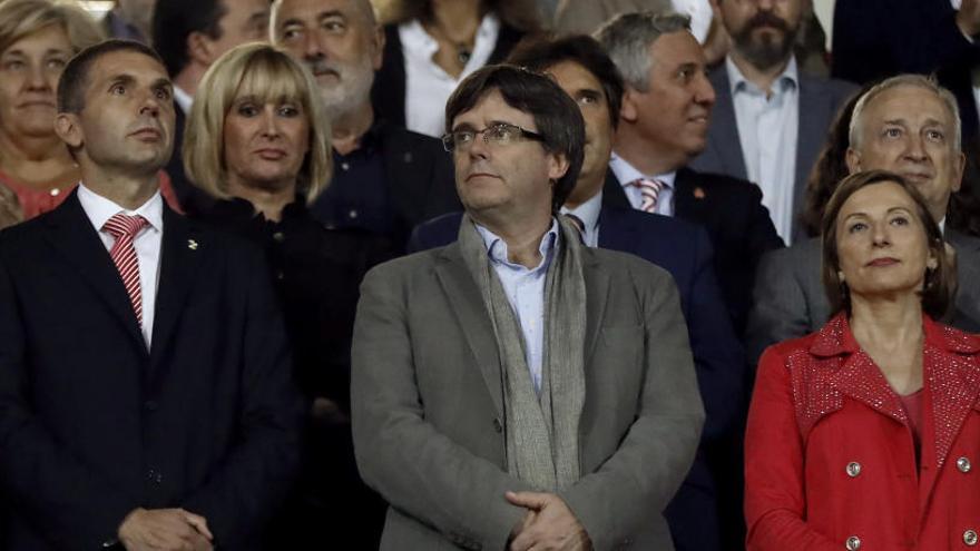 Puigdemont, amb Carme Forcadell i Delfi Geli