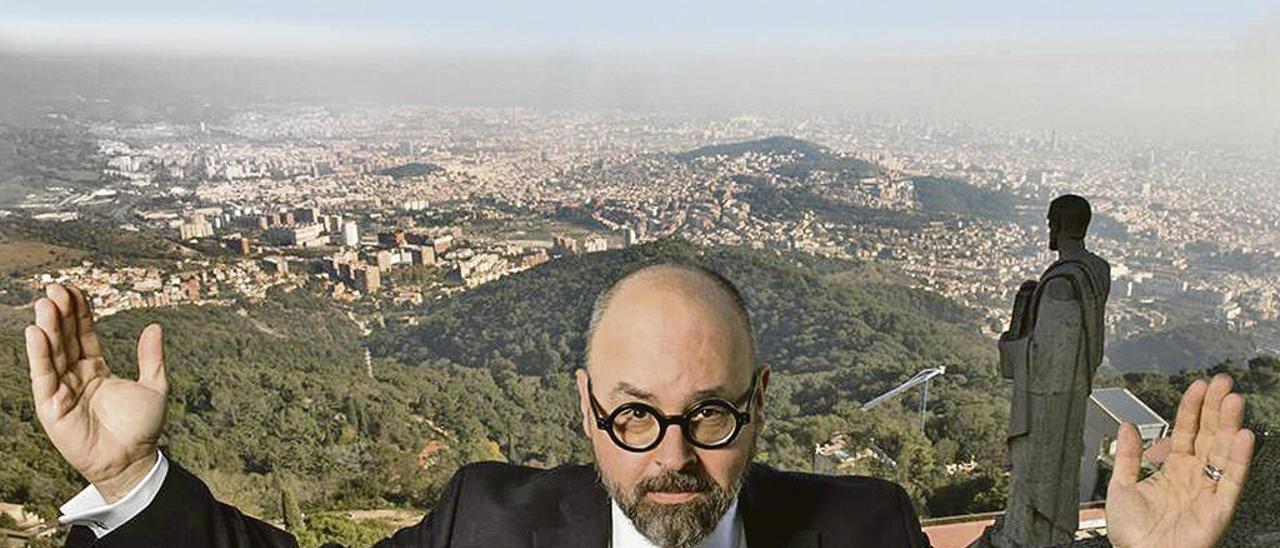 Carlos Ruiz Zafón con Barcelona al fondo.