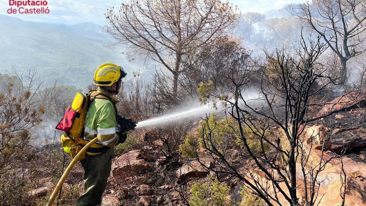 Intervención para sofocar un fuego en el monte, en una imagen de archivo.