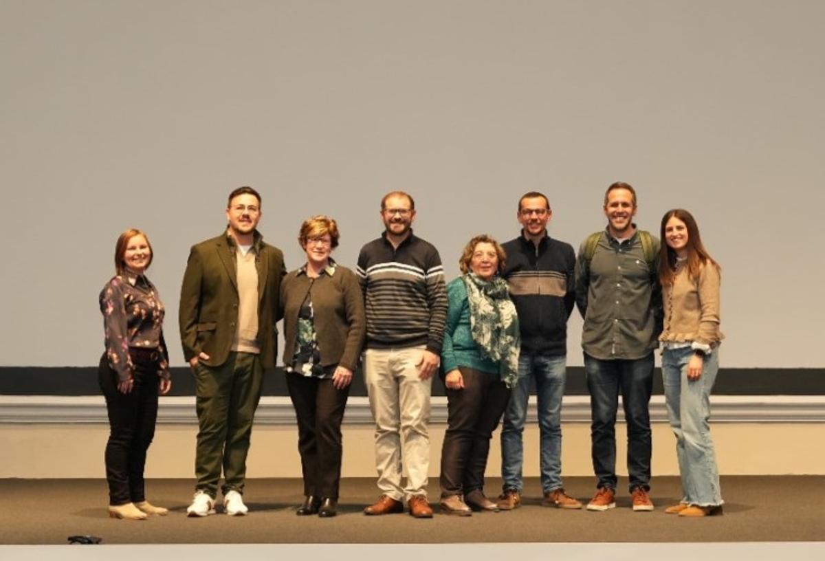 Representantes municipales y el equipo de arquitectos.