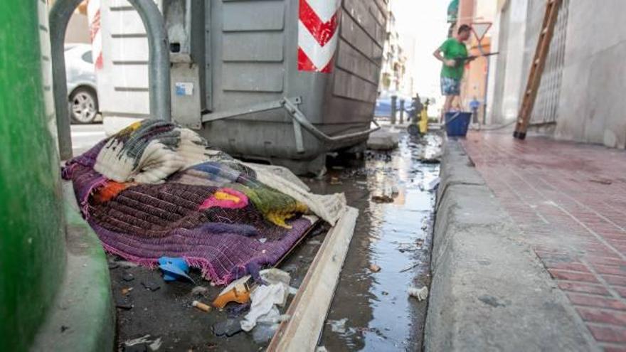 Basura junto a un contenedor en una imagen tomada ayer