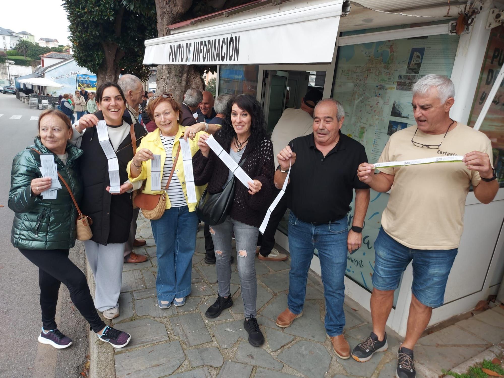 En imágenes: Colas en Puerto de Vega para conseguir una entrada para el partido de la Copa del Rey