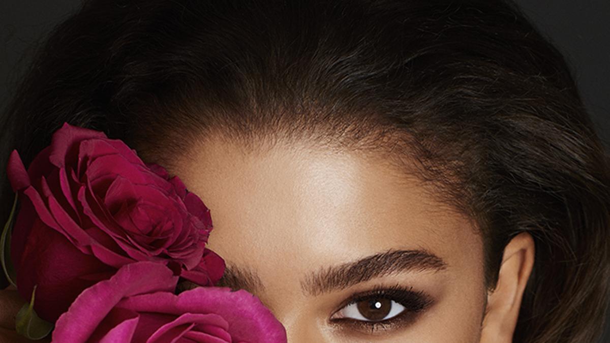 Zendaya Coleman, con camisa blanca y rosas fucsias, nueva embajadora de Lancôme