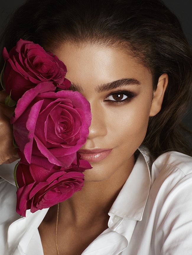 Zendaya Coleman, con camisa blanca y rosas fucsias, nueva embajadora de Lancôme