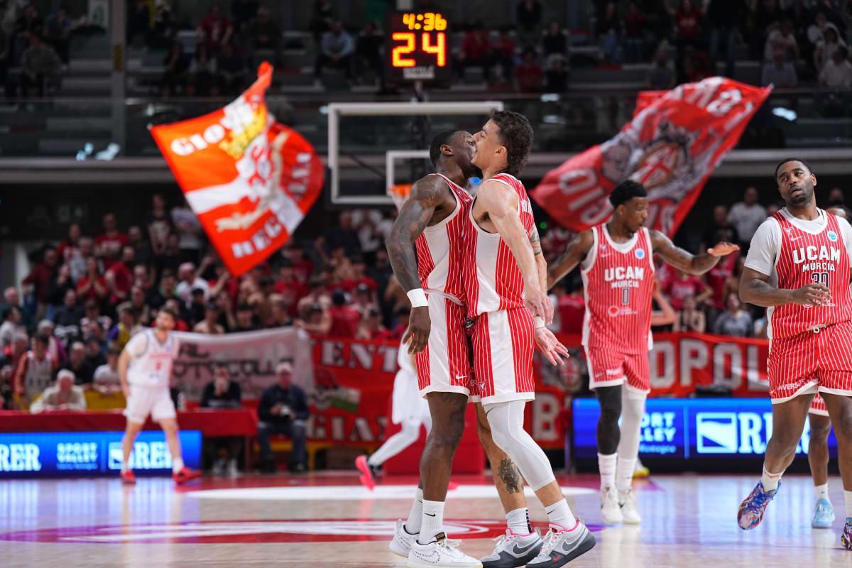 Dylan Ennis y Jonah Radebaugh, del UCAM Murcia, durante el partido ante el Reggio Emilia.