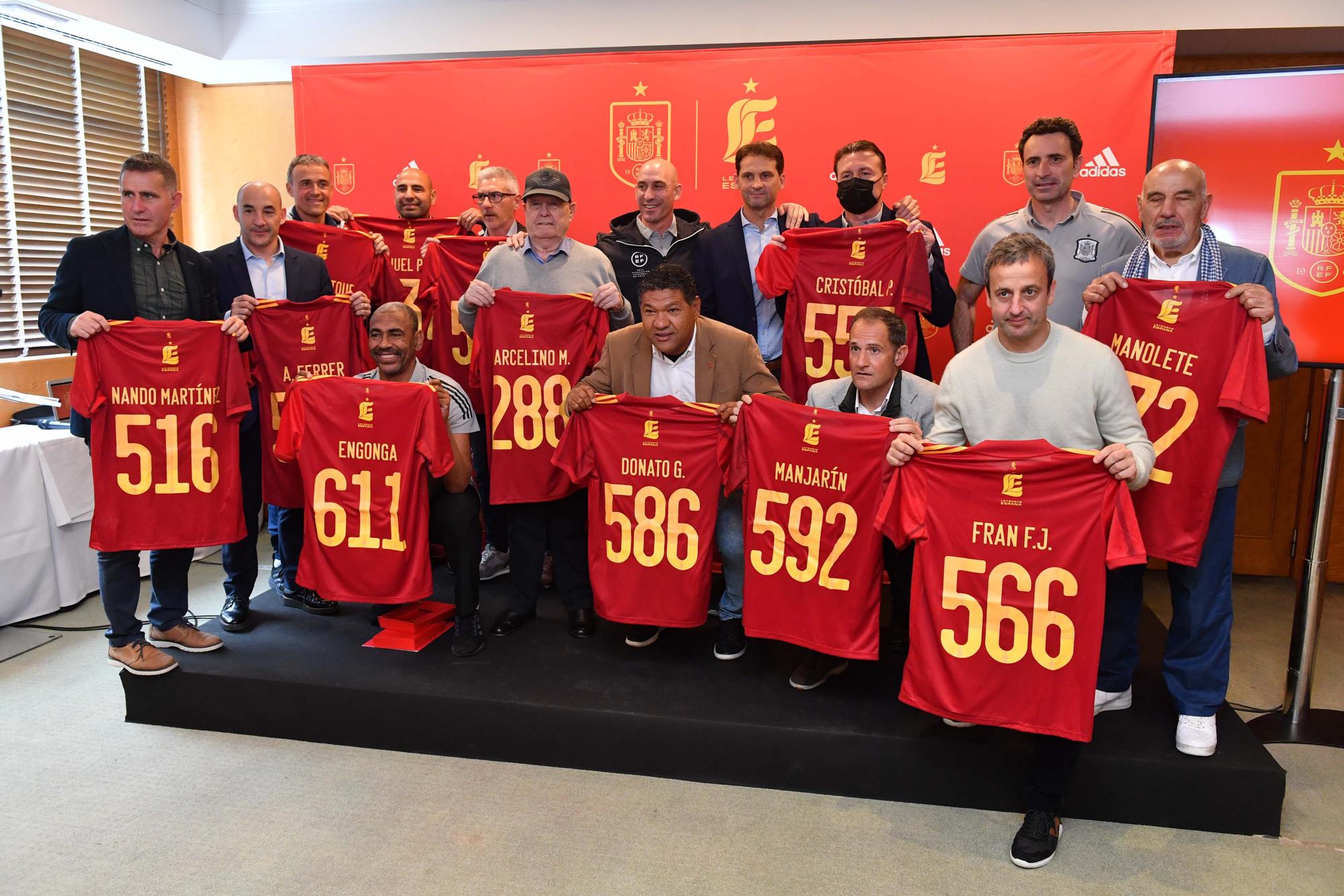 Reencuentro en A Coruña entre antiguos y actuales jugadores de la selección española de fútbol