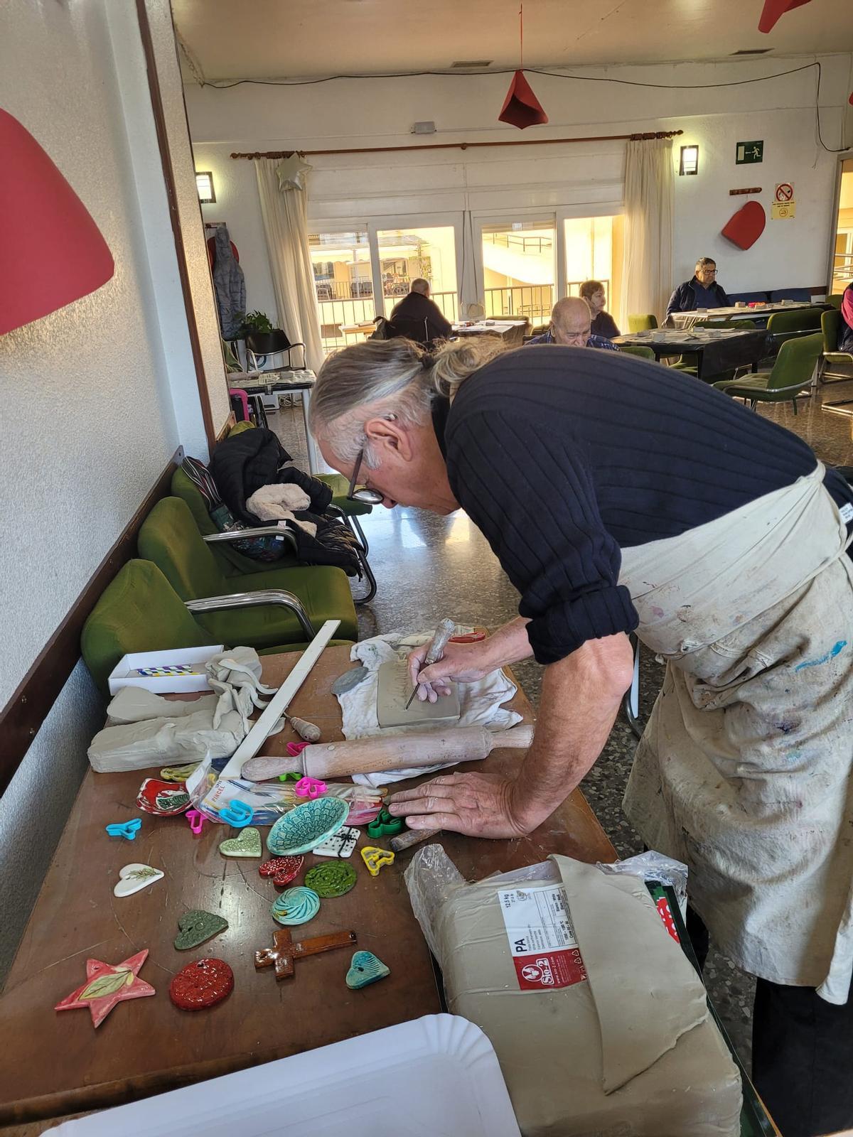 Alumnos del colegio Cuba y residentes en el centro de mayores Francisco Casanovas comparten actividades una vez a la semana en Torrevieja