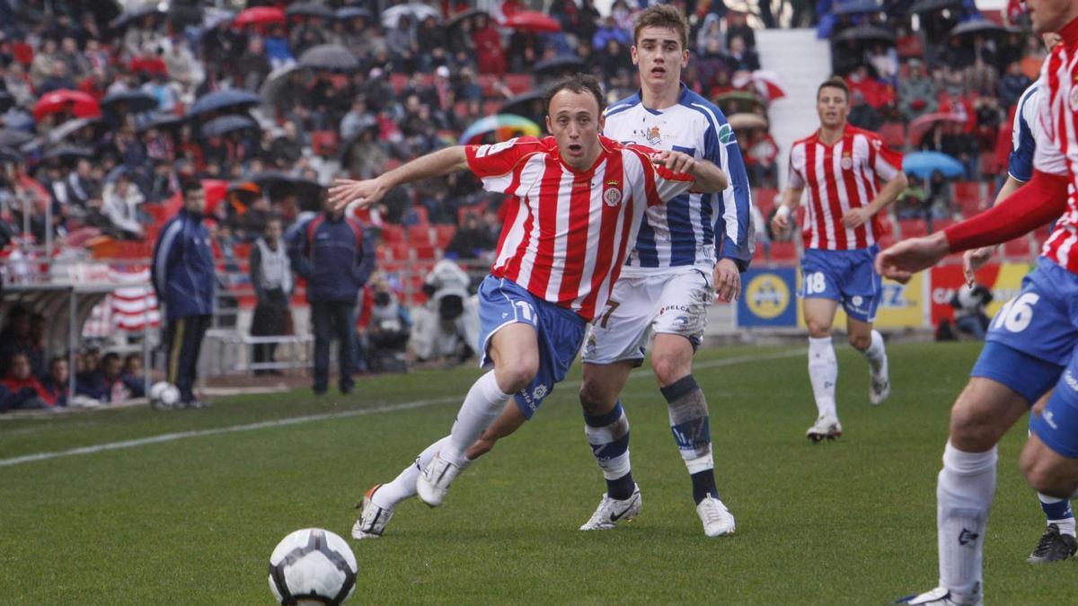 Jordi Xumetra lluita amb Griezmann per una pilota en un Girona-Reial Societat del 2009-10