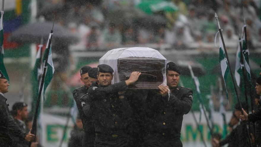 Militares brasileños cargan los féretros de los jugadores y equipo técnico del Chapecoense.