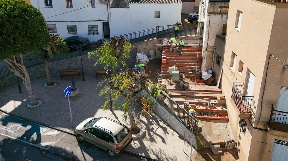 El transformador ya ha sido retirado, el cableado reubicado y se culmina la construcción de las escaleras que conectan ambas vías de Onda.