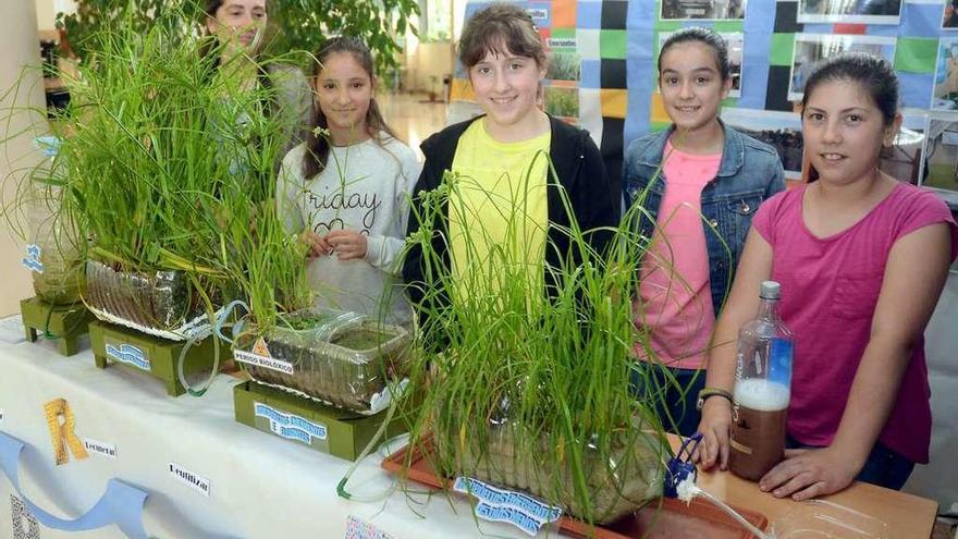 Participantes, ayer, en el arranque de la feria Pontenciencia. // Rafa Vázquez