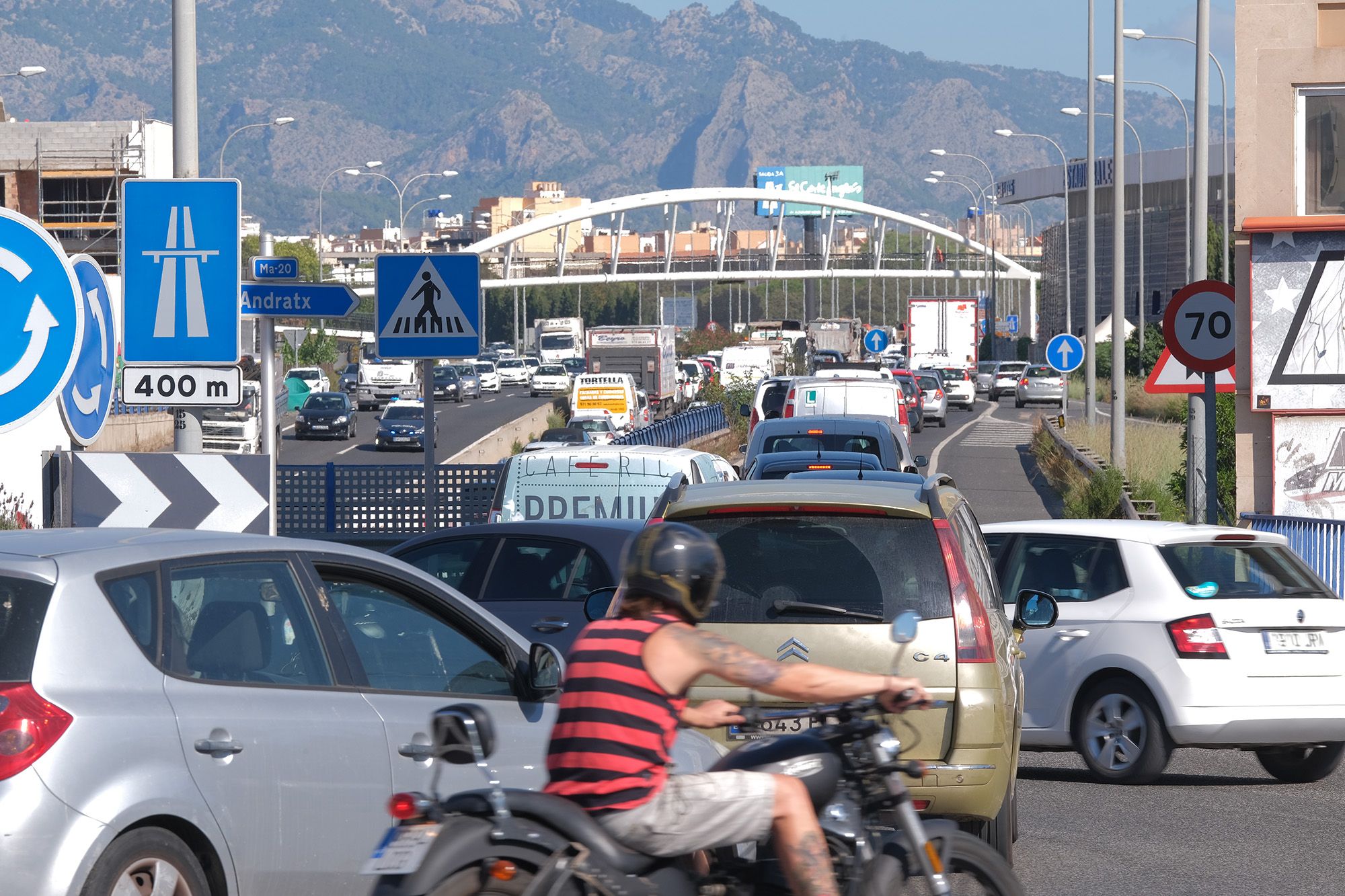 FOTOS: Monumental atasco en la Vía de Cintura de Palma por el vuelco de un coche