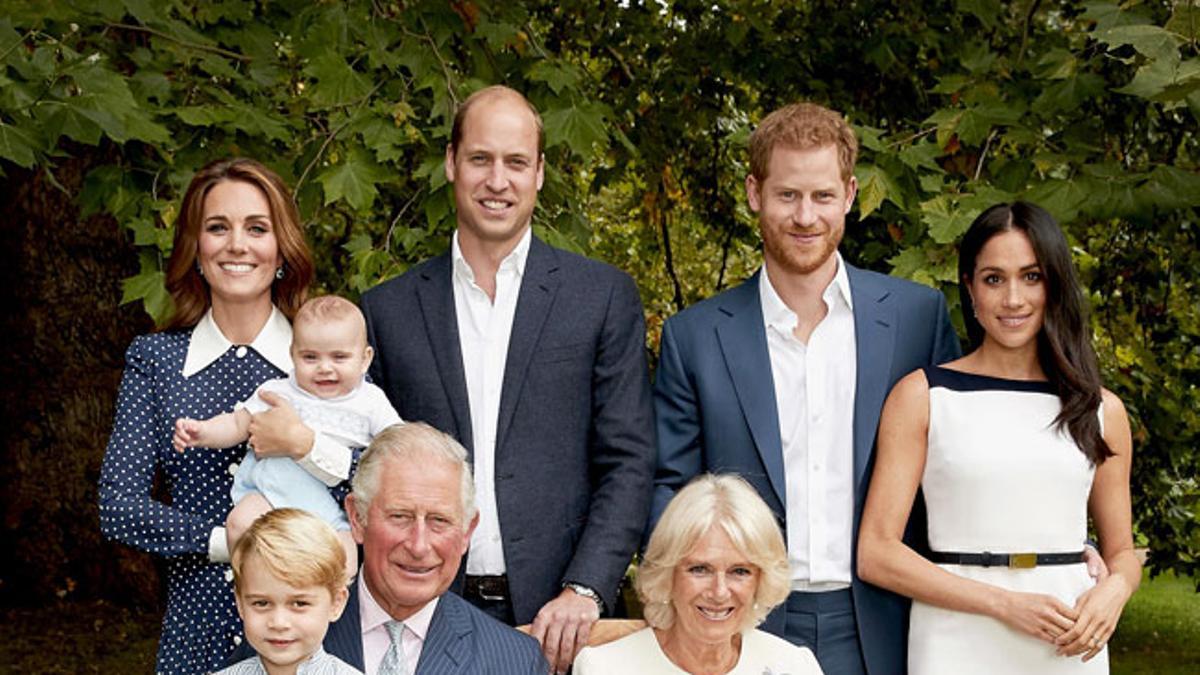 Carlos de Inglaterra con Camila Parker Bowls, el príncipe William y Kate Middleton, el príncipe Harry y Meghan Markle, los príncipes George, Charlotte y Louis