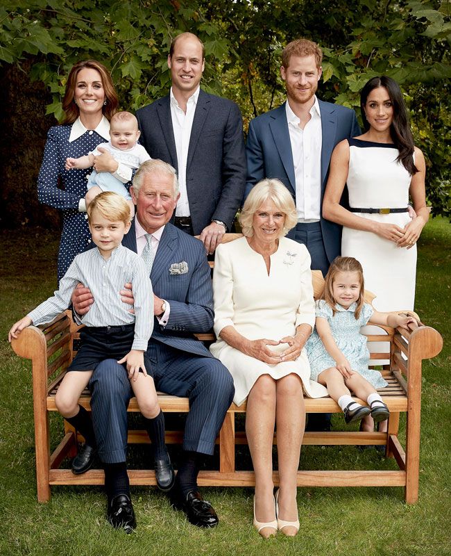 Carlos de Inglaterra con Camila Parker Bowls, el príncipe William y Kate Middleton, el príncipe Harry y Meghan Markle, los príncipes George, Charlotte y Louis