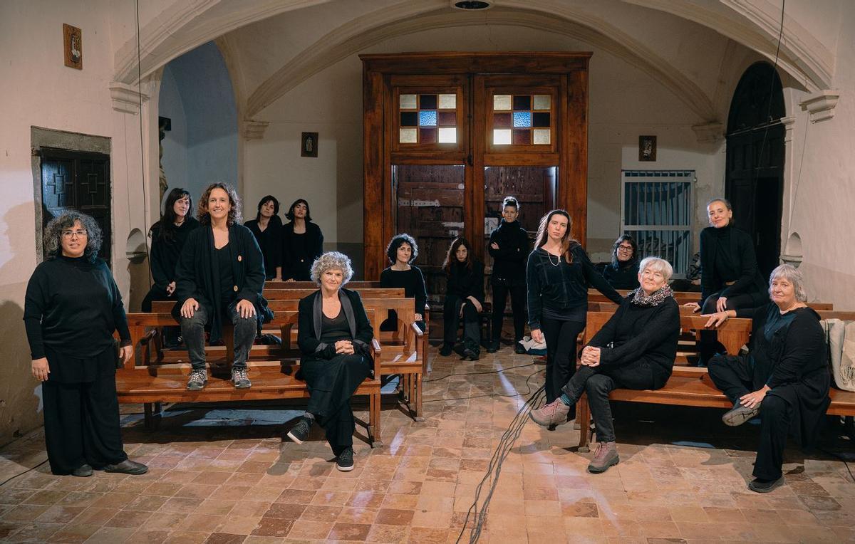 Celeste Alías, a l’esquerra, amb les cantants del col·lectiu Veus Lliures a l’església de Santa Eugènia de Relat