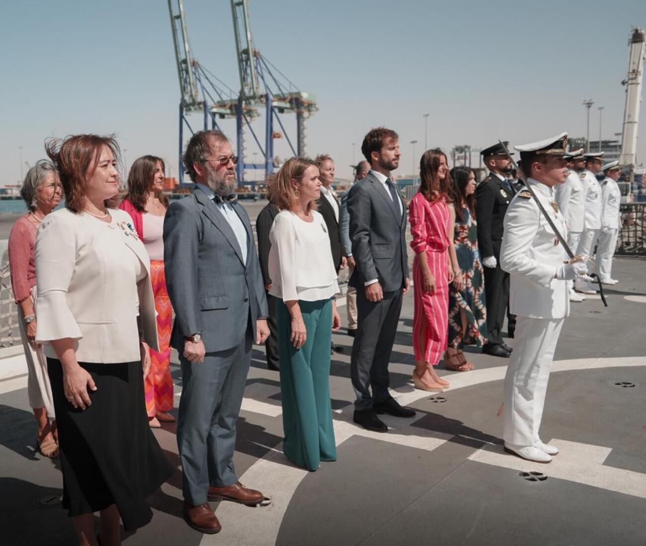 Unos 20 españoles juran la bandera a bordo del buque de La Armada 'Relámpago'