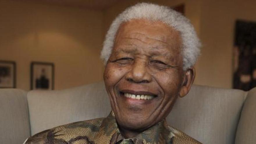 Nelson Mandela se recupera de una operación exitosa