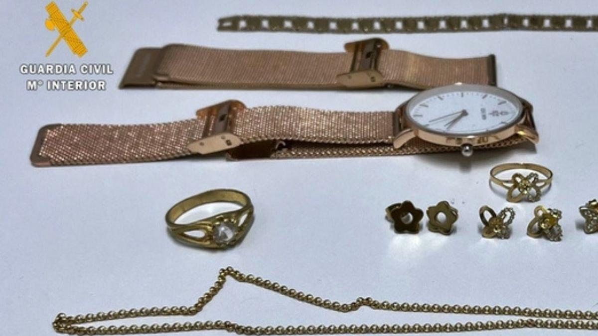 Algunas de las joyas recuperadas por la Guardia Civil.