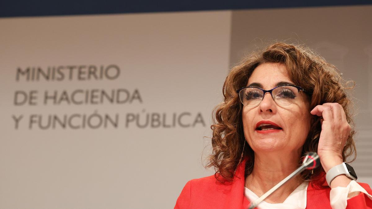 Archivo - La ministra de Hacienda y Función Pública, María Jesús Montero, ofrece una rueda de prensa en la sede del Ministerio, a 30 de marzo de 2023, en Madrid (España).