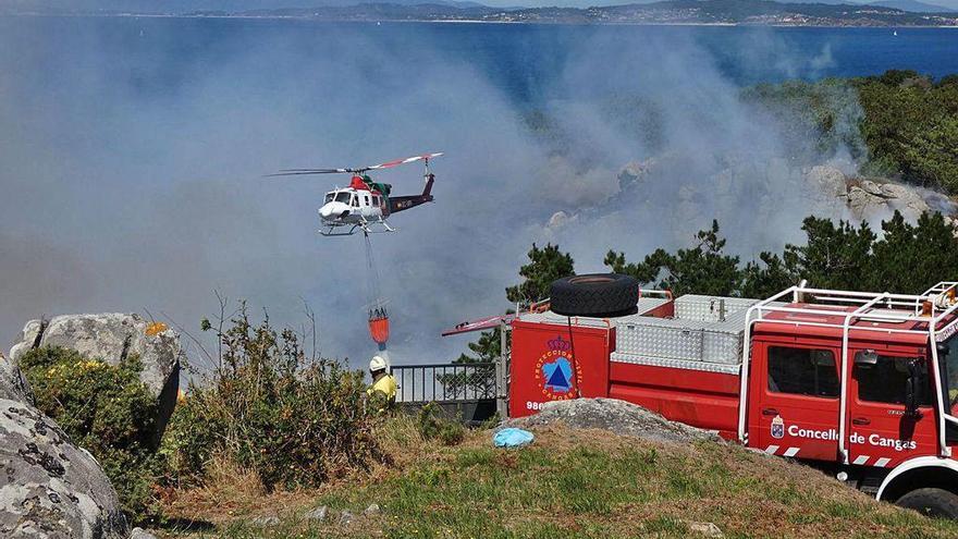 Camión de Protección Civil en las tareas de extinción de un incendio en Punta Couso.