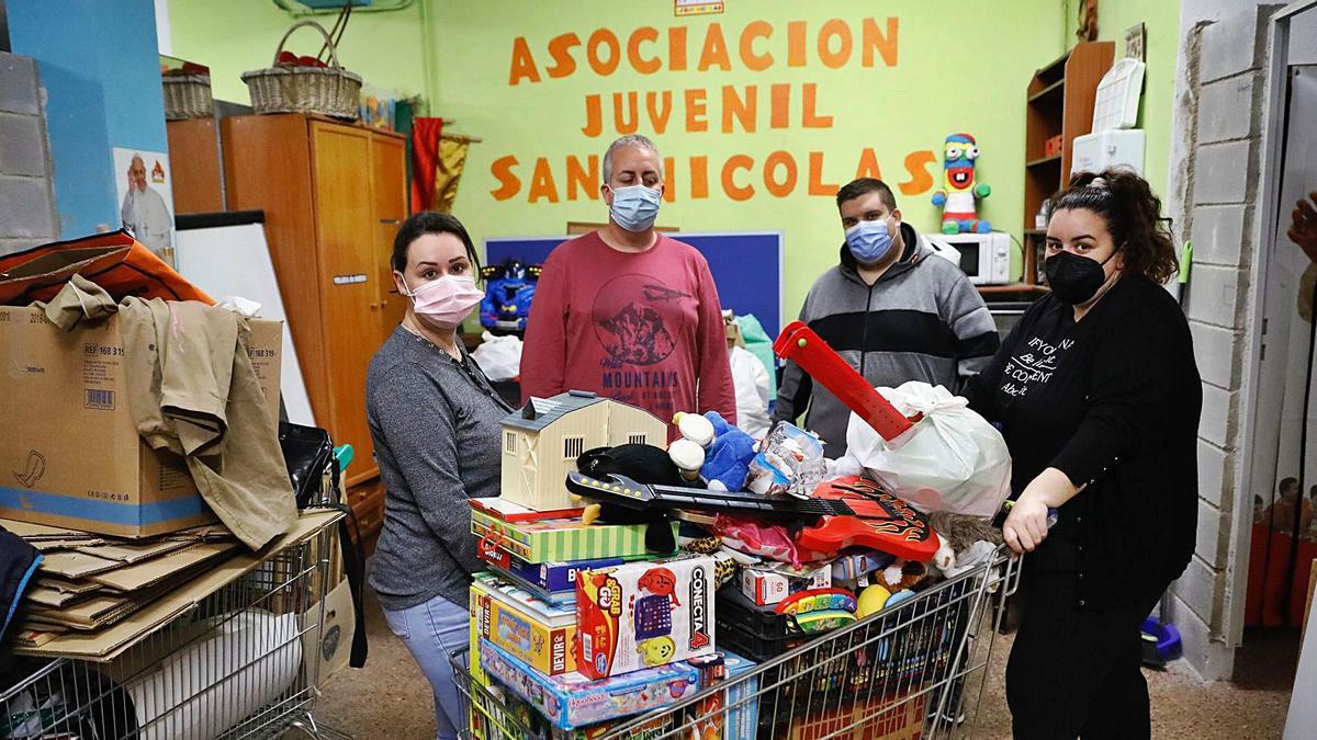 Por la izquierda, Ainhoa López, Zeus Fernández, Christian Guisado y Mara Piney, con los juguetes ya recogidos.   | Marcos León