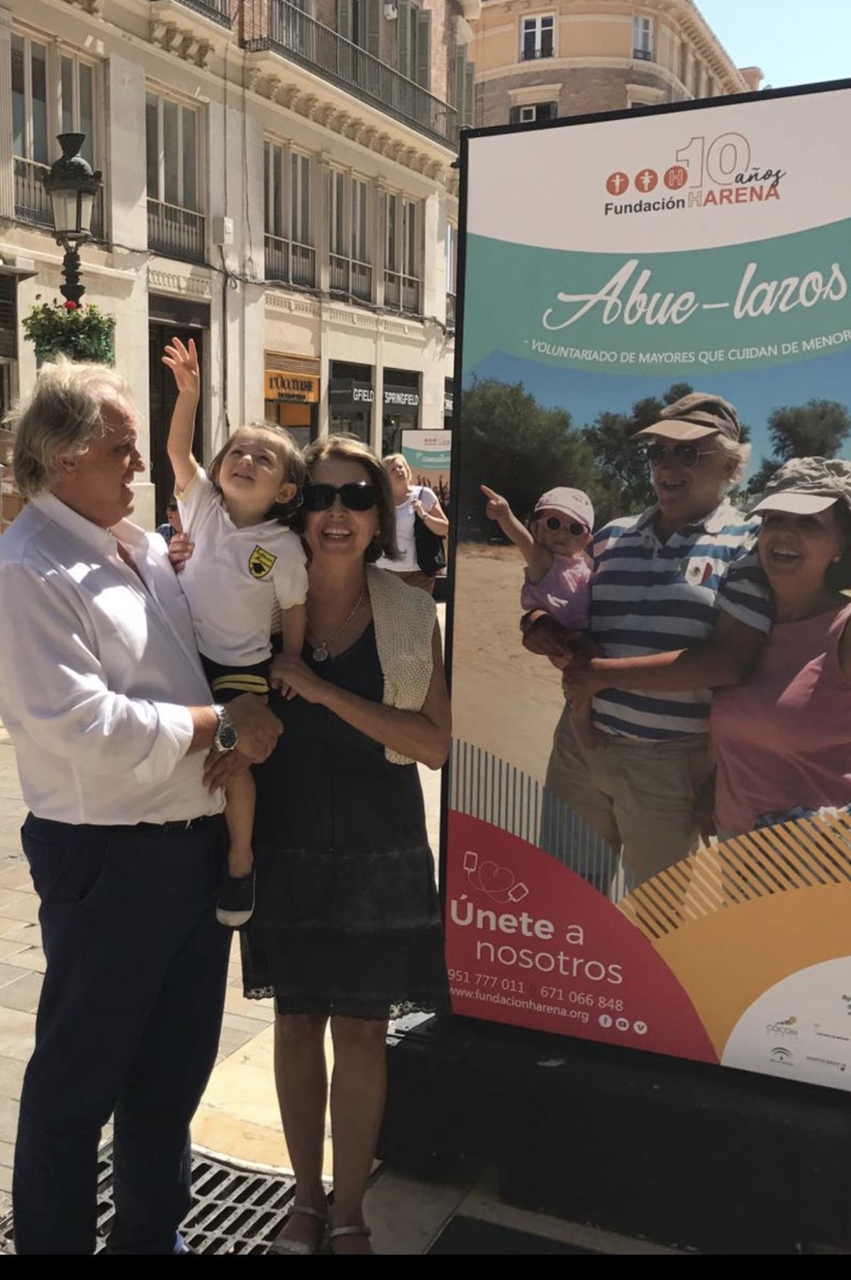 En calle Larios con su mujer y su nieta Ana, protagonistas del proyecto Abuelazos de la Fundación Harena.