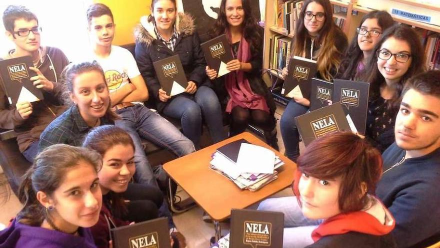 El grupo interesado en cómic | En el IES de Poio tienen varios grupos, de distintos niveles y tipo de lectura, y la directora explica que hay más alumnos interesados en entrar pero que les hacen falta más coordinadores de grupo. Anxos Rial puso y pone todo su afán para que los alumnos se sientan atraídos por la lectura, que es el objetivo último. En la foto, el grupo exclusivo de cómic, para conocer diversos creadores y comentar viñetas e historietas. "Realizamos mucha lectura en gallego; tenemos unos nuevos autores estupendos, muy interesantes. Los invitamos a dar charlas al instituto", puntualiza la directora.