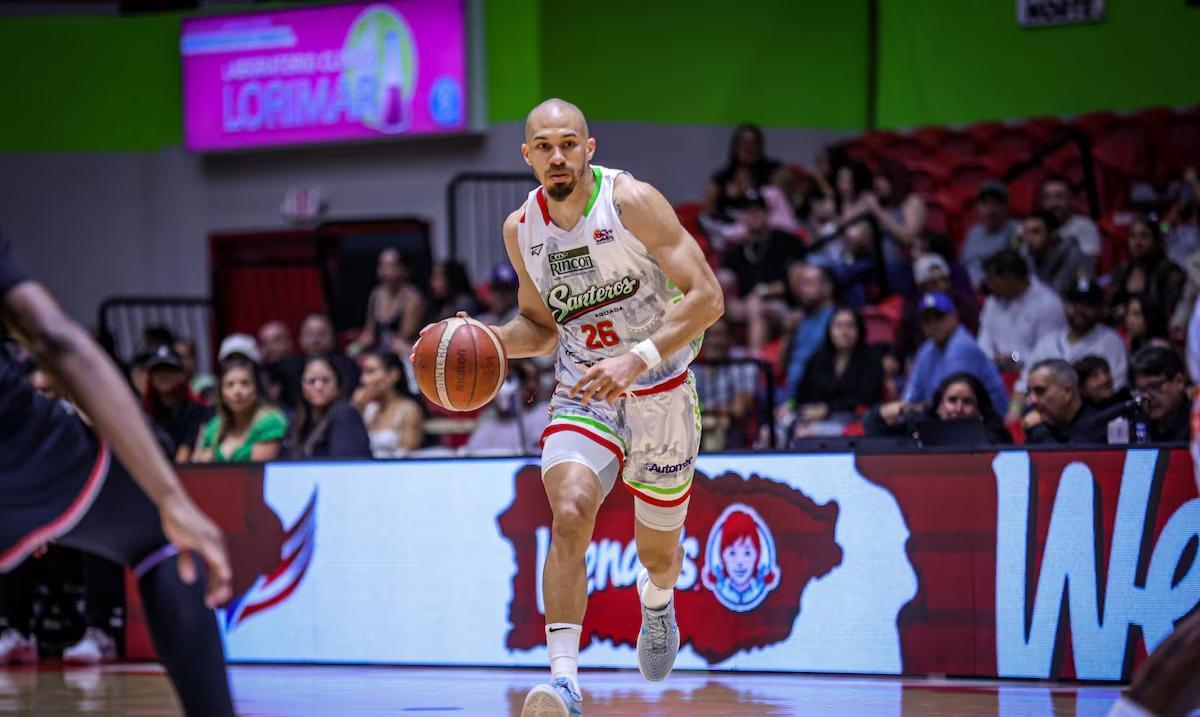 El ex del Obradoiro Rigoberto Mendoza en un partido con Santeros