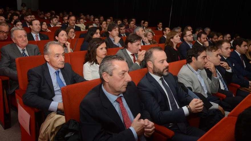 Público asistente al acto de la AJE de anoche en el Sexto Edificio. // Rafa Vázquez