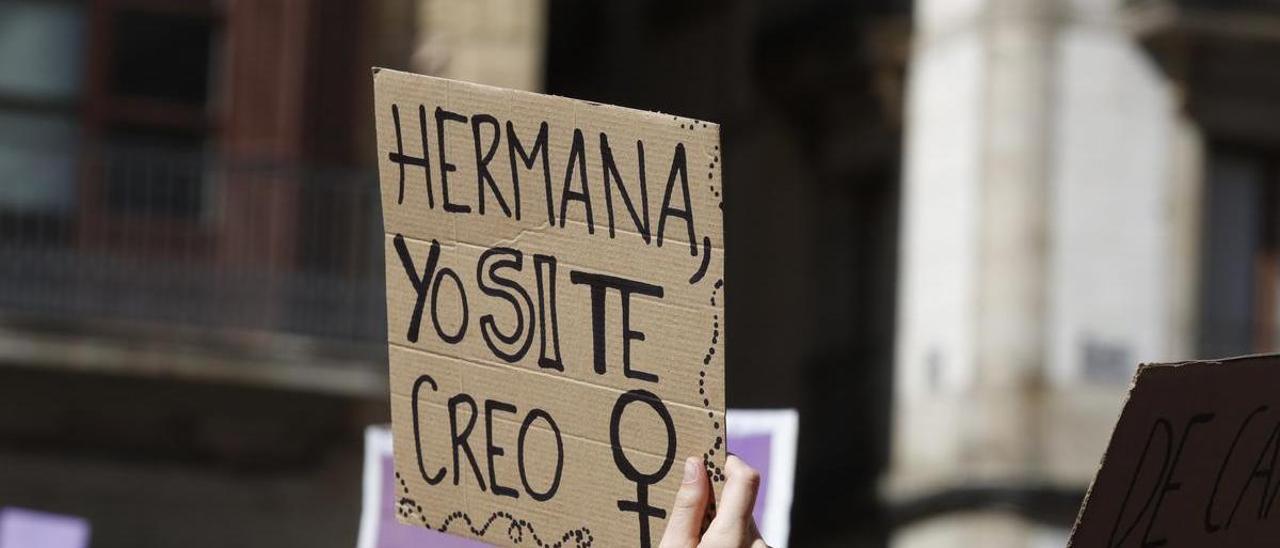 Imagen de una pancarta en una manifestación contra la violencia machista.