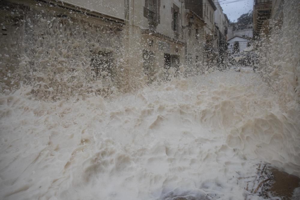 El temporal omple d'escuma de mar carrers de Tossa de Mar