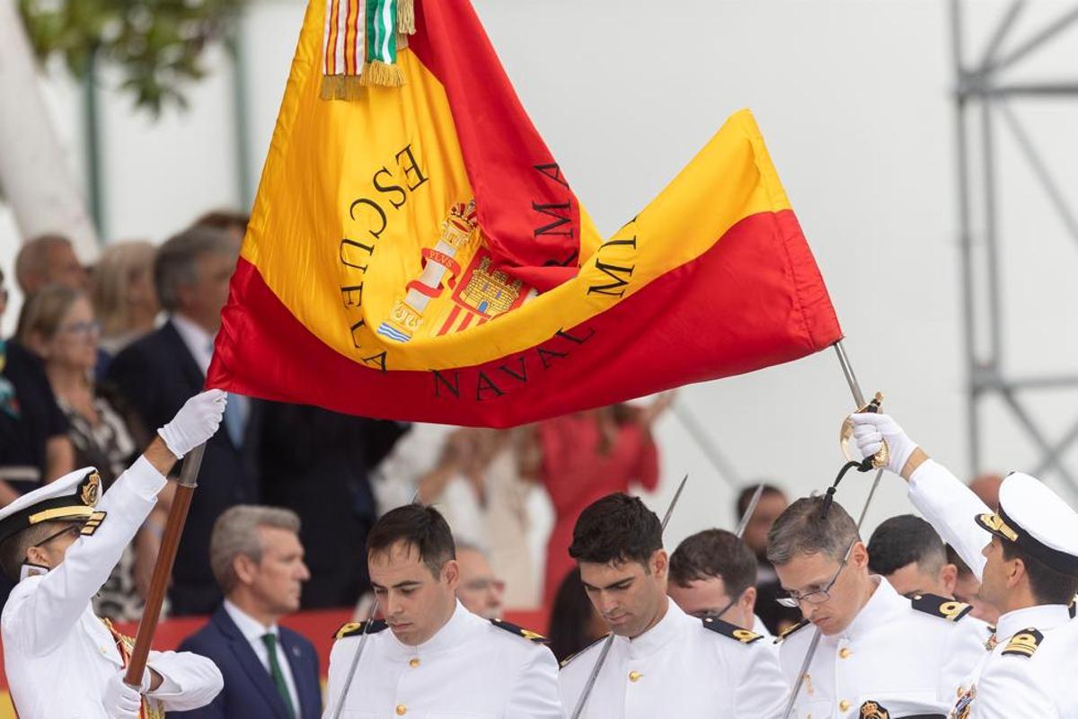 Seis alumnos recibieron el reconocimiento como números uno de sus promociones en una ceremonia con menos expectación que la protagonizada por la princesa.