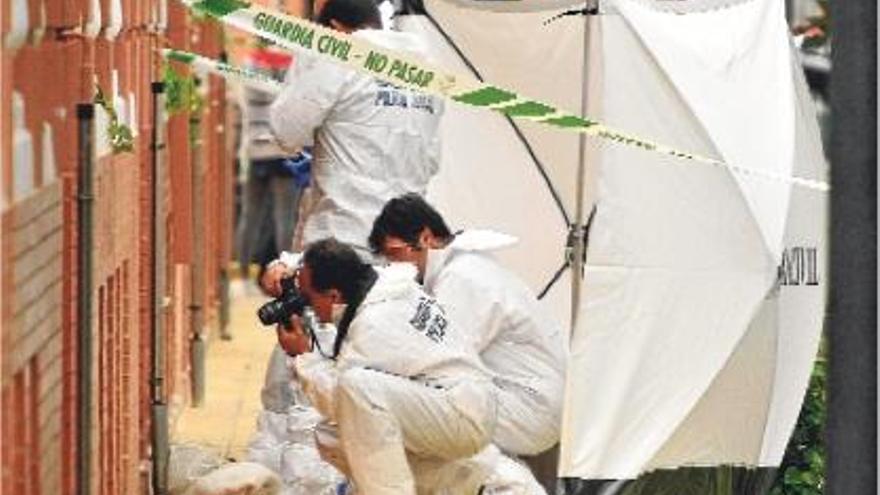 Agentes de la Guardia Civil en Sevilla, donde un hombre apuñaló a su mujer y a su hija.