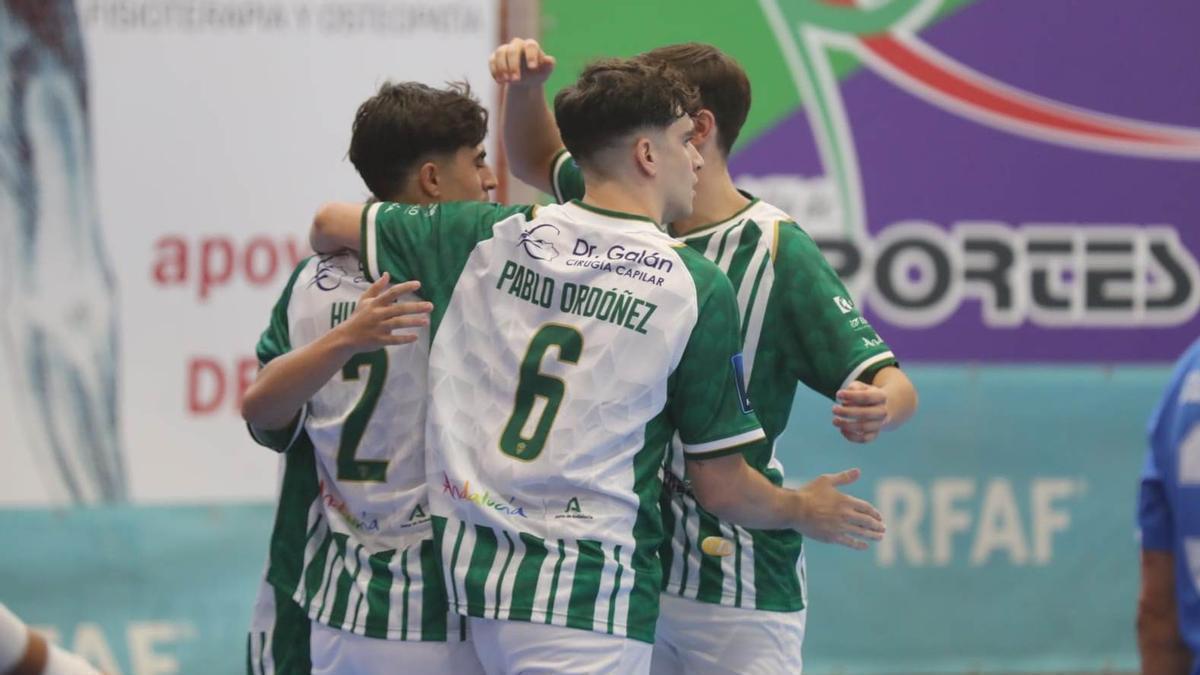 Hugo, Pablo Ordóñez y Javi Aranda celebran un gol.