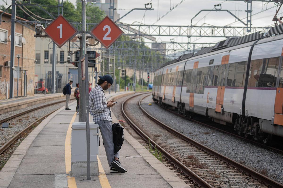 La estación de Rodalies de Montcada Bifurcació, en el primer día laborable en que vuelven a funcionar las líneas R3, R4 y R7