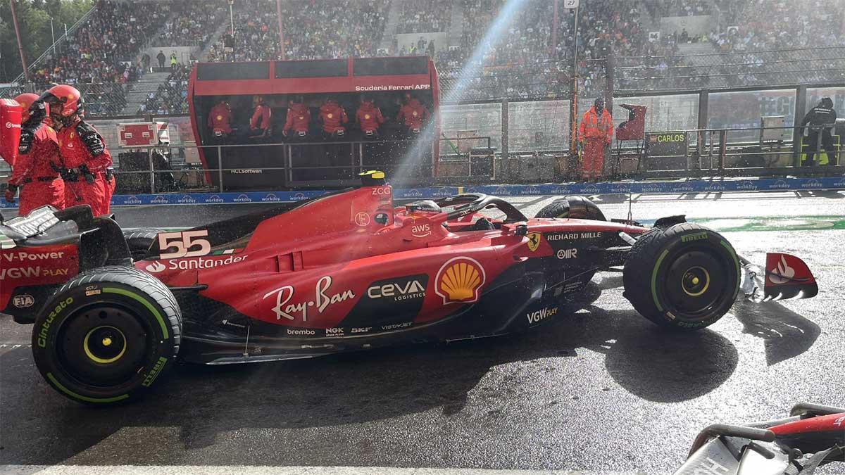 Carlos Sainz, durante su pit stop en el sprint de Bélgica