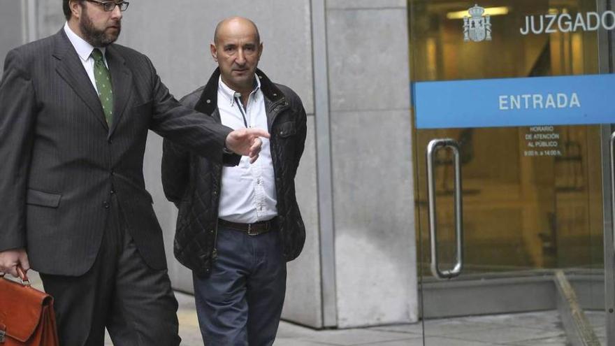 Belarmino Álvarez, a la derecha, se dispone a entrar en los Juzgados junto a su abogado, Carlos González Valdeón.