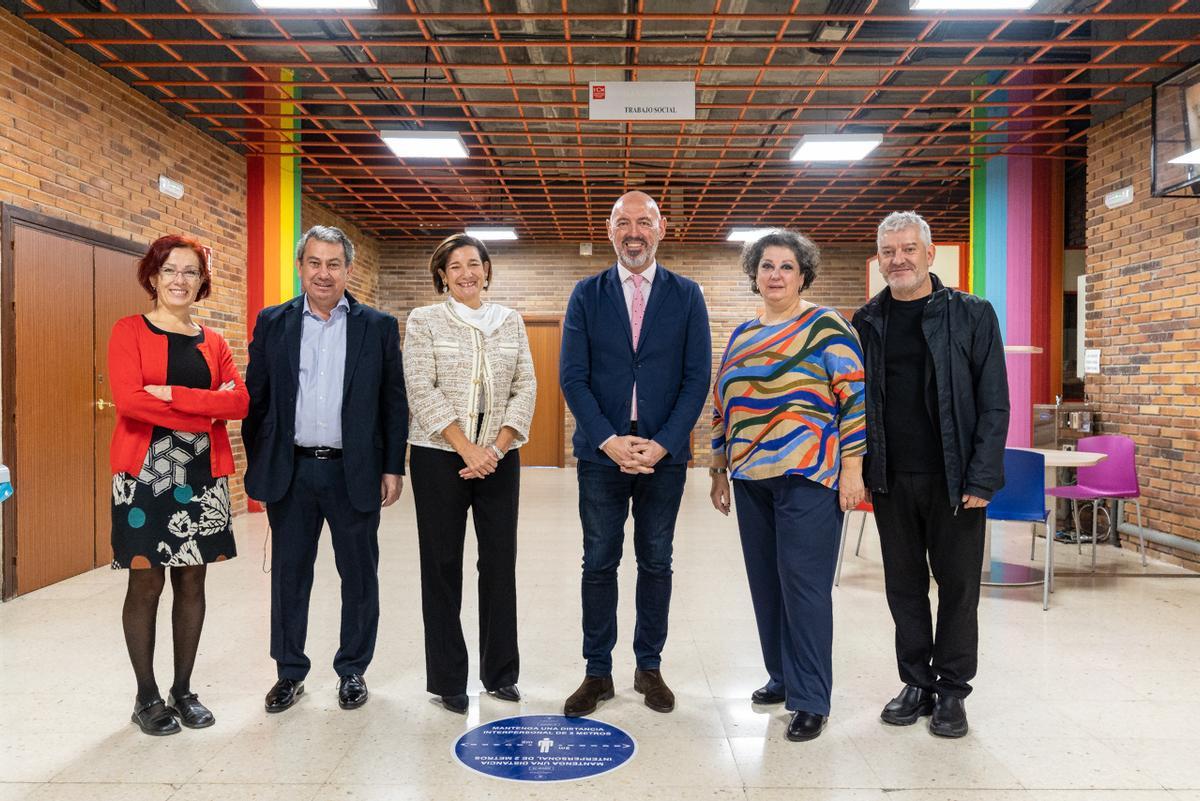 Mercedes Sabido, tercera por la izquierda, en un acto en la Complutense por el aniversario de los estudios de posgrado en mediación y gestión de conflictos.